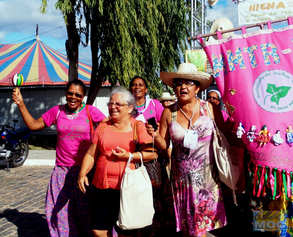 Homenagem à mulher com caminhada no centro de Feira