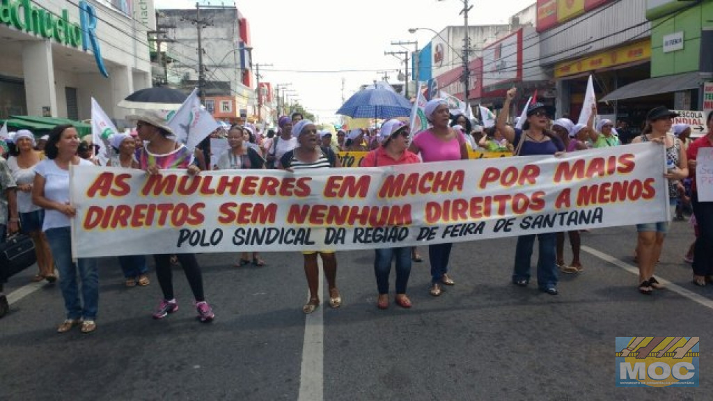 Homenagem à mulher com caminhada no centro de Feira