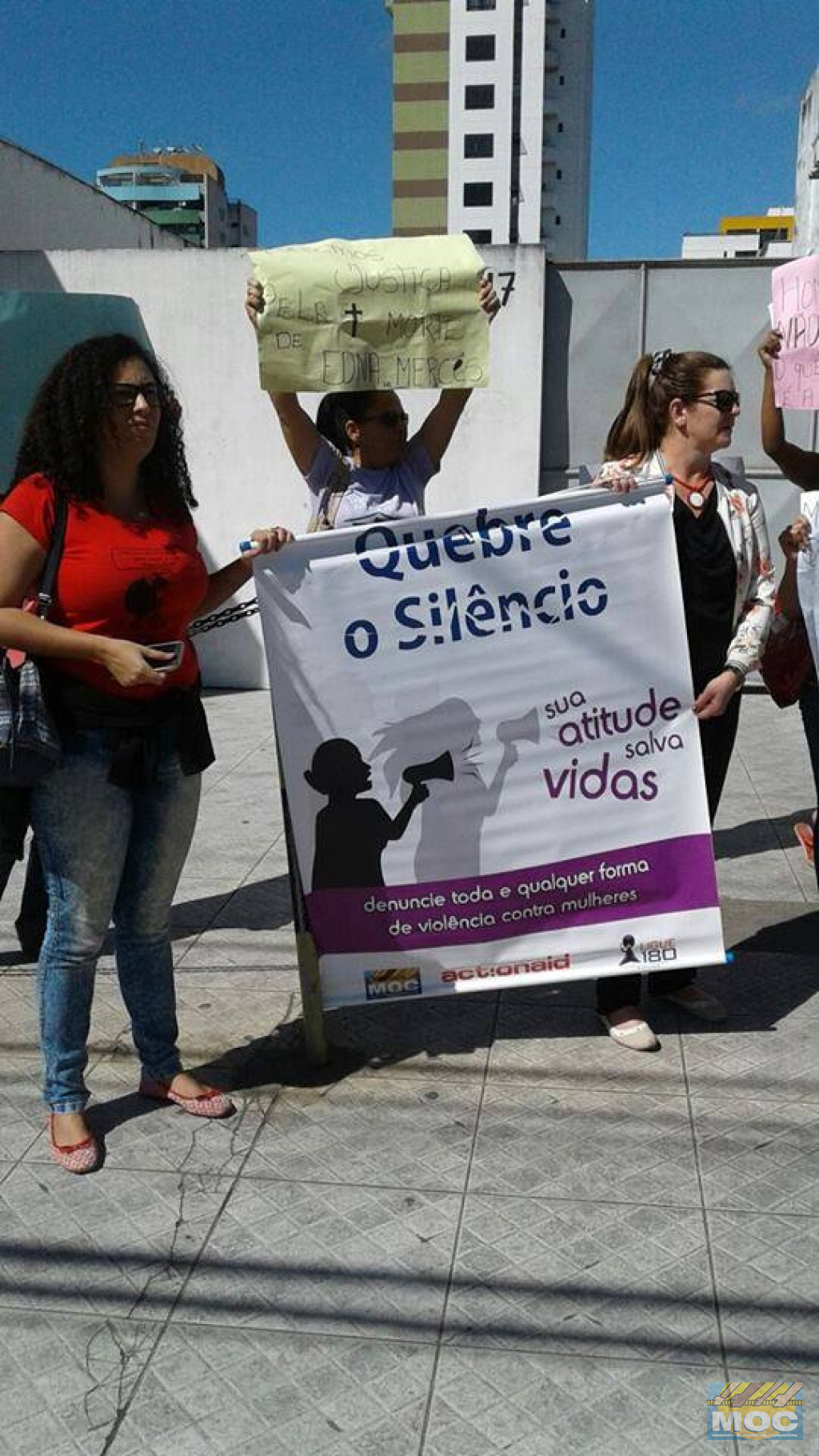 Manifestantes protestam pedindo justiça contra mortes de mulheres