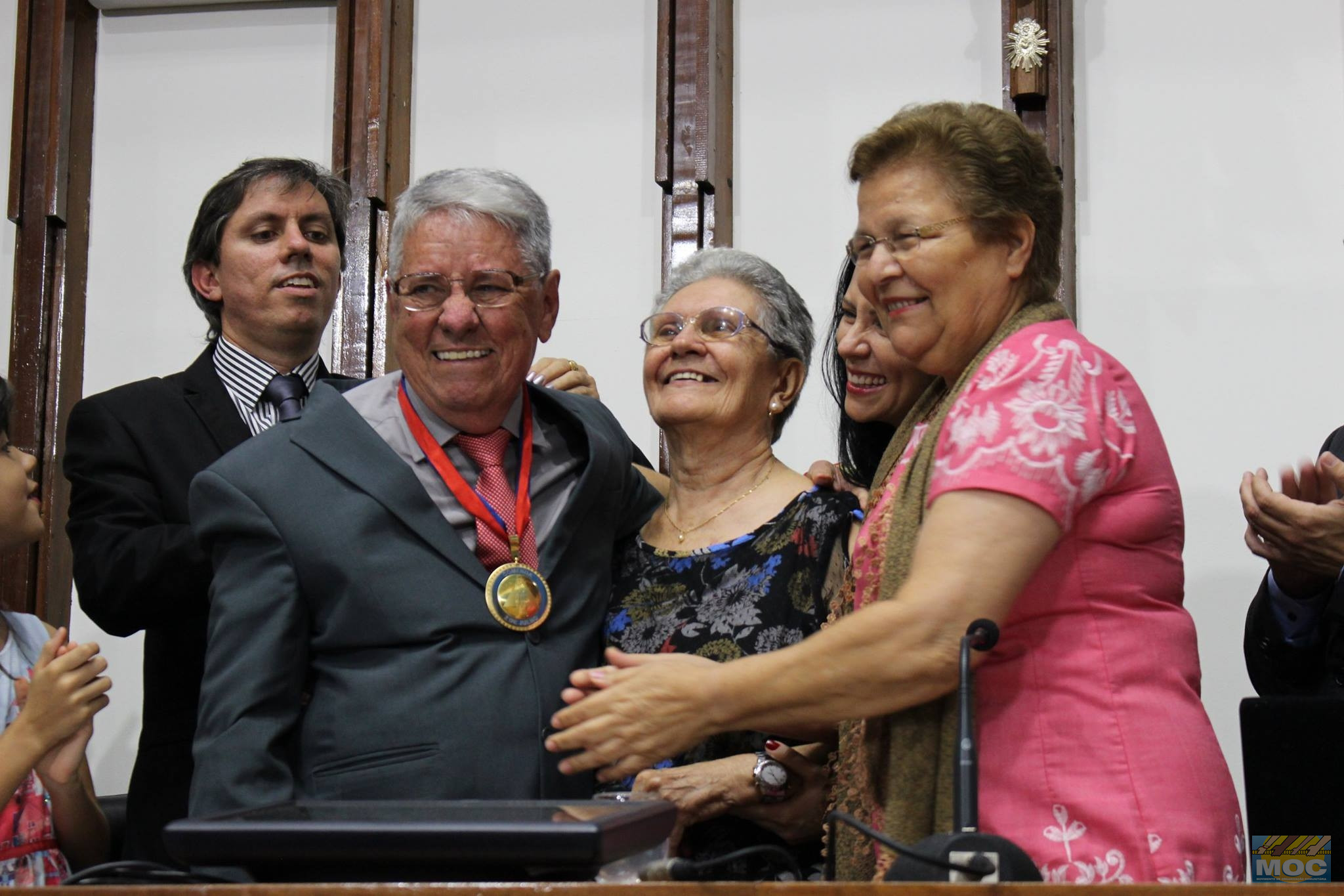 Muita emoção na entrega da Medalha 2 de Julho ao teólogo Naidison Baptista