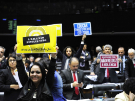 Em 24 horas Câmara rejeita e aprova a Redução da Maioridade Penal para crimes graves