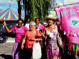 Homenagem à mulher com caminhada no centro de Feira