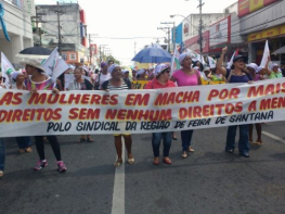 Homenagem à mulher com caminhada no centro de Feira