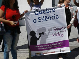 Manifestantes protestam pedindo justiça contra mortes de mulheres