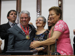 Muita emoção na entrega da Medalha 2 de Julho ao teólogo Naidison Baptista